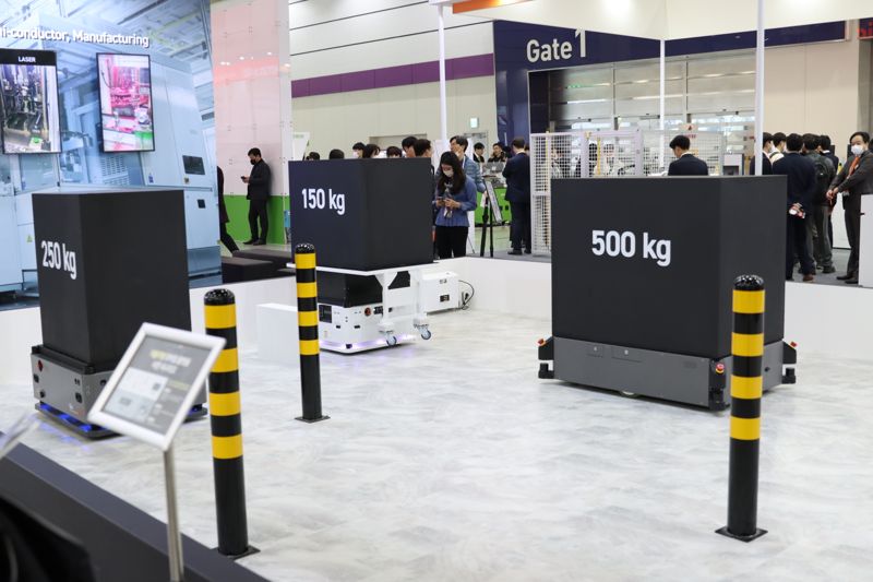 유진로봇이 '스마트공장·자동화산업전(SF+AW) 2023'에 참가해 최대 500㎏까지 상차가 가능한 '고카트 500'를 최초로 공개했다. 유진로봇 제공