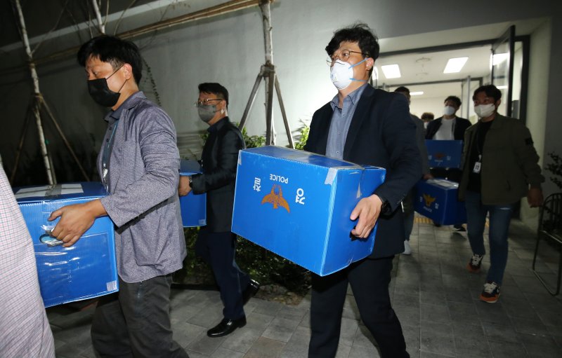 지난해 9월 28일 대전 현대아울렛 화재 관련 압수수색을 마친 대전경찰청 수사본부 관계자들이 압수물품을 차량으로 옮기고 있다. 뉴스1