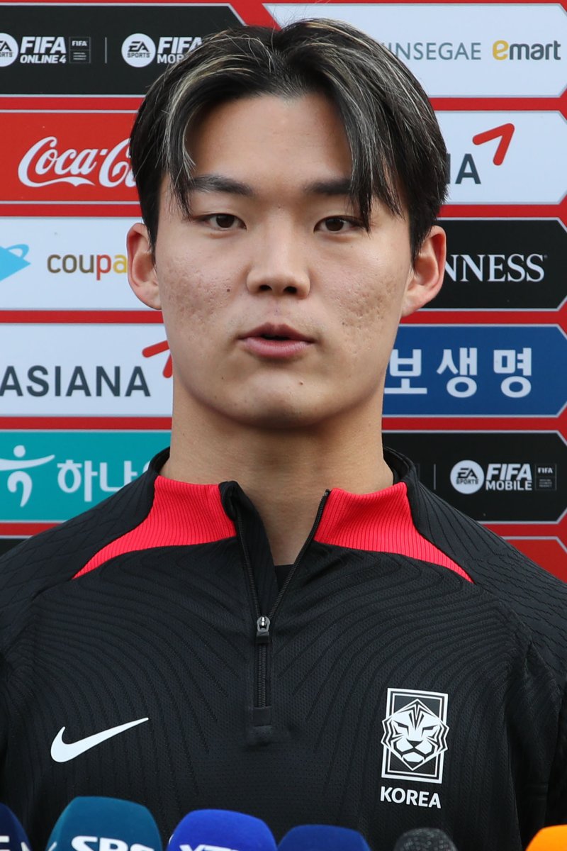 [파주=뉴시스] 권창회 기자 = 축구 국가대표팀 오현규가 21일 오전 경기 파주시 국가대표 트레이닝센터(NFC)에서 인터뷰를 하고 있다. 위르겐 클린스만 감독이 지휘하는 축구 국가대표팀은 오는 24일 콜롬비아, 28일 우루과이와 차례로 평가전을 치른다.2023.03.21. kch0523@newsis.com