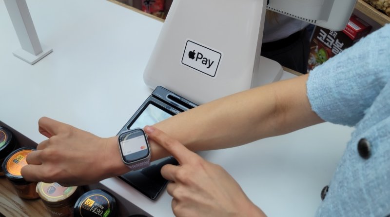 [서울=뉴시스]애플워치에 설치된 애플 지갑 앱으로 NFC단말기를 통해 애플페이 결제를 진행하고 있는 모습. (사진=윤현성 기자)