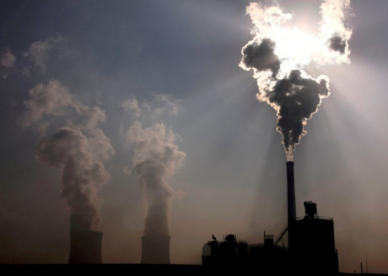 중국이 석탄 부족으로 심각한 전력난을 겪고 있다. 사진은 중국 내몽골 바오터우시의 한 공장 뒤편에 석탄발전소의 모습. ⓒ 로이터=뉴스1 ⓒ News1 금준혁 기자