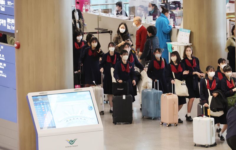 일본 구마모토현 루테루 고등학교 학생과 교사 39명이 21일 오후 인천국제공항을 통해 입국해 손을 흔들고 있다. 사진=박범준 기자