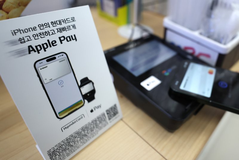 21일 서울 강남구 GS25 역삼홍인점에서 직원이 애플의 간편 결제 서비스 '애플페이' 결제를 시연하고 있다. 2023.3.21/뉴스1 ⓒ News1 구윤성 기자