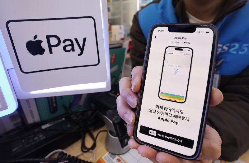 21일 서울 강남구 GS25 역삼홍인점에서 직원이 애플의 간편 결제 서비스 '애플페이' 결제를 시연하고 있다. 2023.3.21/뉴스1 ⓒ News1 구윤성 기자