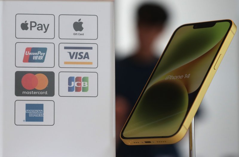 애플의 근거리무선통신(NFC) 결제 서비스 '애플페이'가 국내 서비스를 시작한 21일 서울 한 애플 스토어에 안내문이 놓여 있다. 2023.3.21/뉴스1 ⓒ News1 송원영 기자