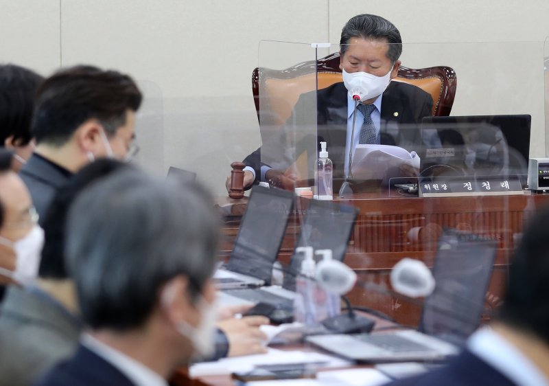 정청래 과학기술정보방송통신위원회 위원장이 의사봉을 두드리고 있다. 사진=뉴스1