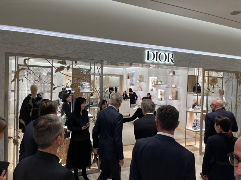 베르나르 아르노 LVMH그룹 회장이 디올 매장으로 들어가고 있다. ⓒ News1 신민경 기자