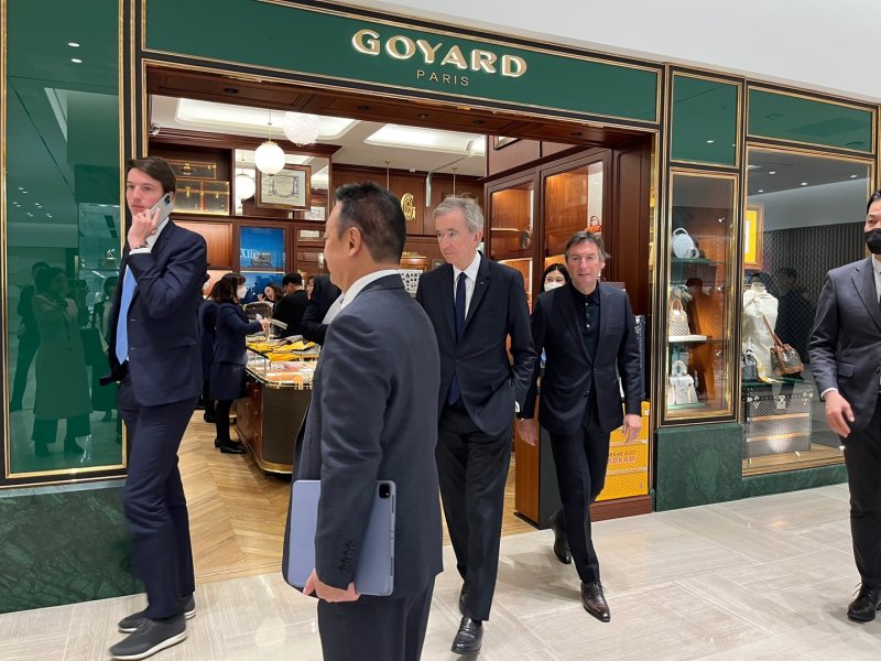 베르나르 아르노 LVMH그룹 회장과 피에트로 베카리 디올 회장이 프랑스 명품 브랜드 '고야드' 매장을 둘러보고 나오고 있다. ⓒ News1 신민경 기자