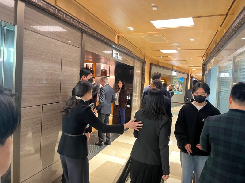 베르나르 아르노 LVMH그룹 회장이 벨루티 직원들과 인사를 나누고 있다. ⓒ News1 신민경 기자