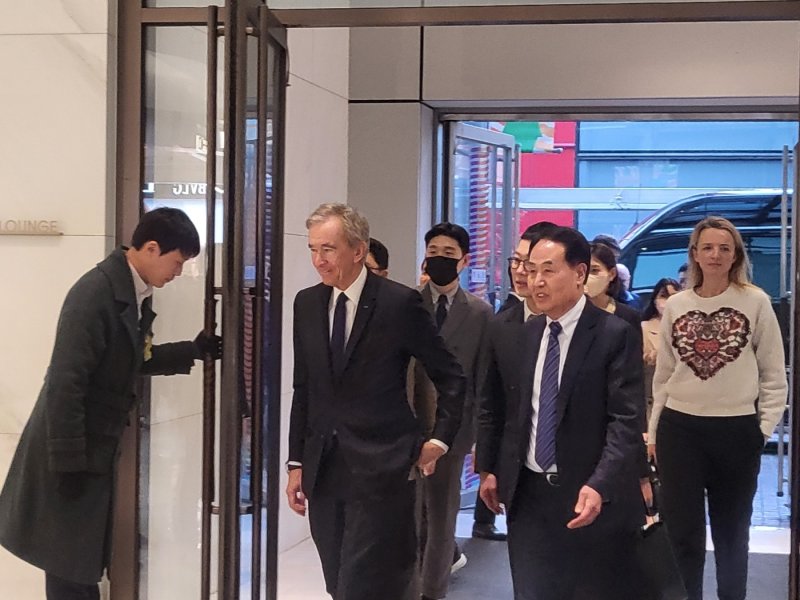 [서울=뉴시스] 박미선 기자=21일 서울 여의도에 있는 더현대 서울에 LVMH 아르노 회장이 방문했다. 이날 김형종 현대백화점 대표가 아르노 회장을 응대하고 있다. *재판매 및 DB 금지