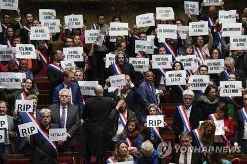 마크롱 정부의 연금 개혁법에 반대하는 야당 의원들이 20일 프랑스 의회에서 '64세 안 돼', '거리로 나가자' 등의 구호를 들고 항의하고 있다. /사진=연합뉴스