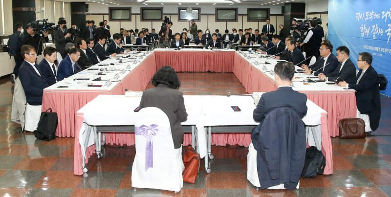 21일 오후 부산상공회의소 국제회의장에서 열린 부울경 기업 현장간담회에서 부산 상공인들은 "현재 경제위기를 극복하고 수출과 투자를 확대하기 위해서는 정부의 과감한 규제개선이 필요하다"고 한목소리를 냈다. 부산상공회의소 제공