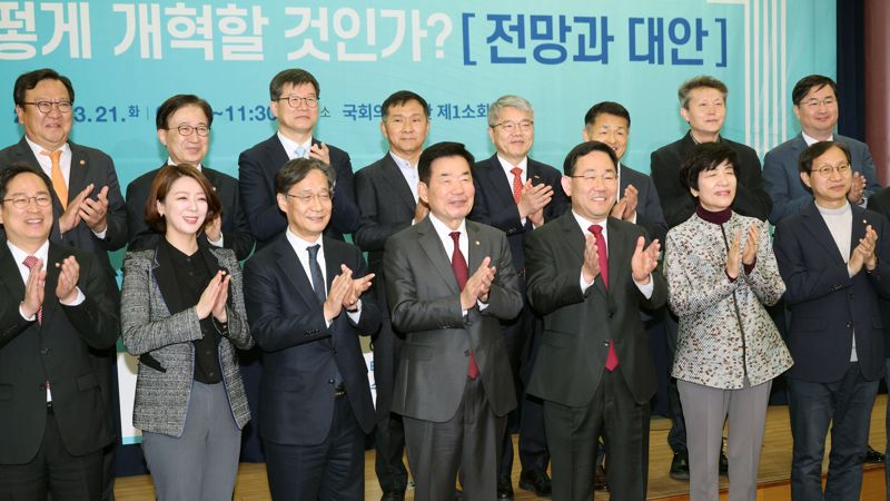 김진표 국회의장(앞줄 오른쪽 네번째), 국민의힘 주호영 원내대표(앞줄 오른쪽 세번째) 등이 21일 국회 의원회관에서 열린 제1회 국가현안 대토론회 '연금제도 어떻게 개혁할 것인가'에 참석해 기념촬영하고 있다. 사진=서동일 기자