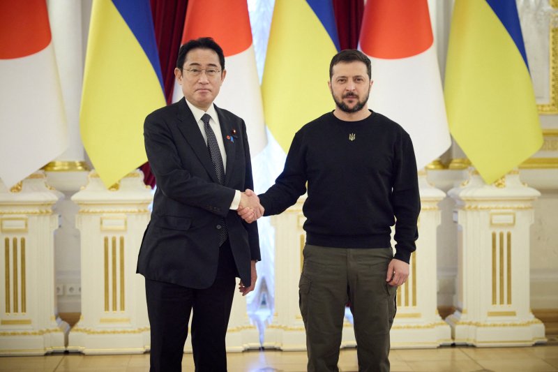 Ukraine's President Volodymyr Zelenskiy and Japan Prime Minister Fumio Kishida shake hands as they meet, amid Russia's attack on Ukraine, in Kyiv, Ukraine March 21, 2023. Ukrainian Presidential Press Service/Handout via REUTERS ATTENTION EDITORS - THIS IMAGE HAS BEEN SUPPLIED BY A THIRD PARTY. /사진=연