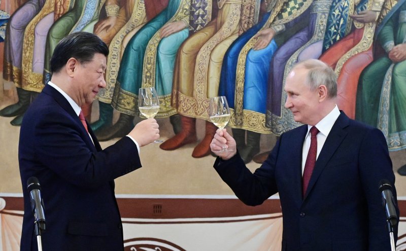 블라디미르 푸틴 러시아 대통령(오른쪽)과 시진핑 중국 국가주석이 21일(현지시간) 러시아 모스크바 크렘린 대궁전에서 열린 만찬에서 건배를 하고 있다. /로이터뉴시스