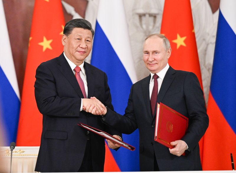 지난 3월 21일 러시아 모스크바 크렘린궁에서 중국의 시진핑 국가주석(왼쪽)이 블라디미르 푸틴 러시아 대통령과 악수하고 있다.신화연합뉴스