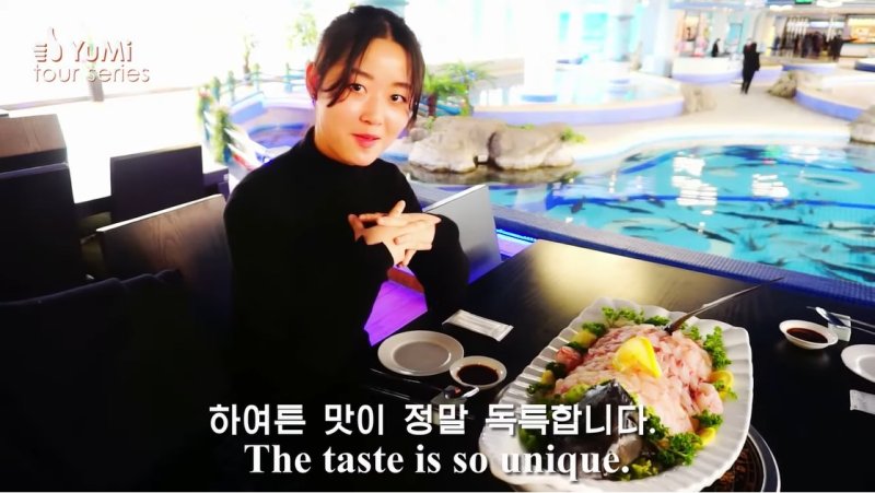 북한 유튜버 유미가 대동강수산물식당에서 철갑상어를 맛보고 있다. (출처=유튜브 Olivia Natasha- YuMi Space DPRK daily) /사진=뉴스1