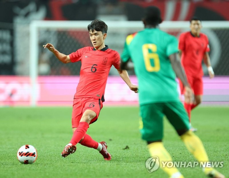 패스 시도하는 황인범 패스 시도하는 황인범 (서울=연합뉴스) 김도훈 기자 = 27일 오후 서울 마포구 서울월드컵경기장에서 열린 한국 대 카메룬 축구 대표팀의 평가전에서 황인범이 패스를 시도하고 있다. 2022.9.27 superdoo82@yna.co.kr (끝)