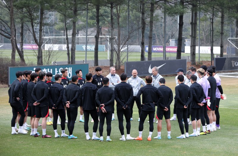 위르겐 클린스만 대한민국 축구 국가대표팀 감독이 21일 오전 경기도 파주 축구국가대표트레이닝센터(NFC)에서 선수들과 훈련 전 대화를 하고 있다. 손흥민과 이강인, 김민재 등 카타르월드컵 주역 대부분이 승선한 클린스만호는 오는 24일 콜롬비아전(울산)과 28일 우루과이전(서울)을 치른다. 2023.3.22/뉴스1 ⓒ News1 박정호 기자