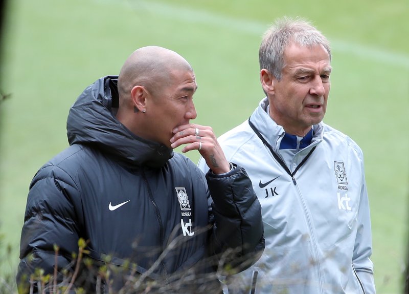 위르겐 클린스만 대한민국 축구 국가대표팀 감독이 21일 오전 경기도 파주 축구국가대표트레이닝센터(NFC)에서 대화를 나누고 있다. 손흥민과 이강인, 김민재 등 카타르월드컵 주역 대부분이 승선한 클린스만호는 오는 24일 콜롬비아전(울산)과 28일 우루과이전(서울)을 치른다. 2023.3.22/뉴스1 ⓒ News1 박정호 기자