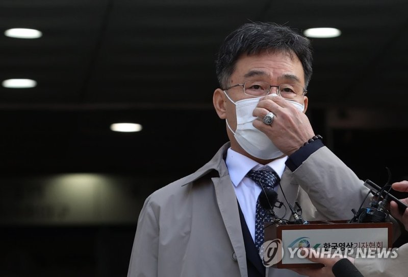 김만배 영장심사 종료 김만배 영장심사 종료 (서울=연합뉴스) 이지은 기자 = 대장동 개발 로비·특혜 의혹의 핵심 인물인 화천대유자산관리(화천대유) 대주주 김만배 씨가 3일 오후 서울 서초구 서울중앙지법에서 열린 영장실질심사를 마친 뒤 취재진의 질문에 답하며 마스크를 만지고 있다. 2021.11.3 jieunlee@yna.co.kr (끝)