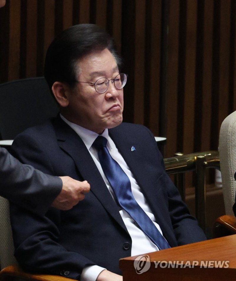 굳은 표정의 이재명 대표 굳은 표정의 이재명 대표 (서울=연합뉴스) 임화영 기자 = 더불어민주당 이재명 대표가 27일 오후 국회에서 열린 본회의에서 본인의 체포동의안 상정에 대한 신상발언을 마친 뒤 민주당 의원들과 대화하고 있다. 앞서 검찰은 지난 16일 위례 신도시·대장동 개발 특혜와 성남FC 후원금 의혹 등과 관련, 이 대표에 대한 구속영장을 청구했고, 법원은 이튿날 검찰에 체포동의 요구서를 보냈다. 2023.2.27 hwayoung7@yna.co.kr (끝)