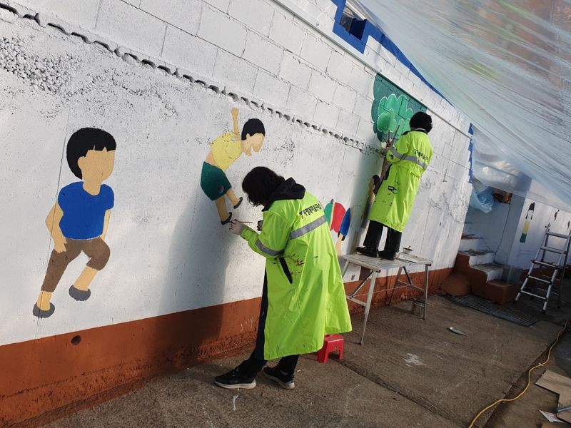 김포시 대곶면 행복마을관리소가 실시한 벽화 그리기 사업에 참여한 지킴이들이 작업을 진행하고 있다. 사진=김포시