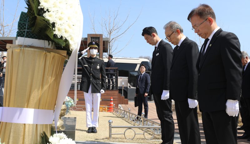 이명박 전 대통령, 5년만에 천안함 묘역 참배 "고귀한 희생 잊지 않겠다"