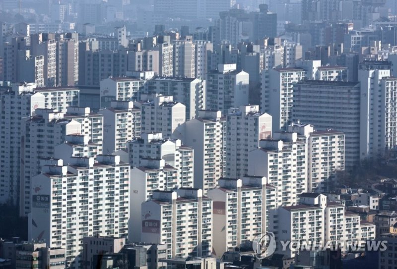 최근 서울 구축아파트들이 경매시장에서 시장 최저호가 대비 10%가량 낮은 금액에 낙찰되고 있다. 사진 서울 남산에서 바라본 시내 아파트 단지 모습. 연합뉴스
