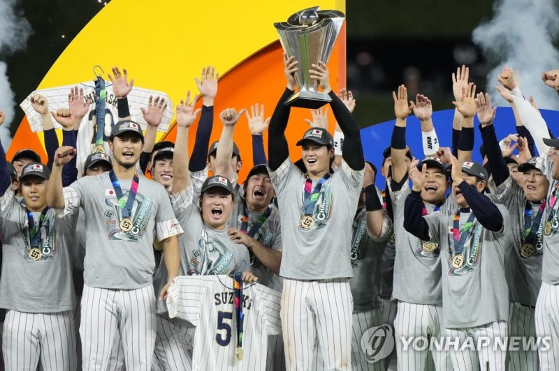 WBC 우승한 일본 Japan players celebrate after defeating the United States in the World Baseball Classic championship game, Tuesday, March 21, 2023, in Miami. (AP Photo/Wilfredo Lee)