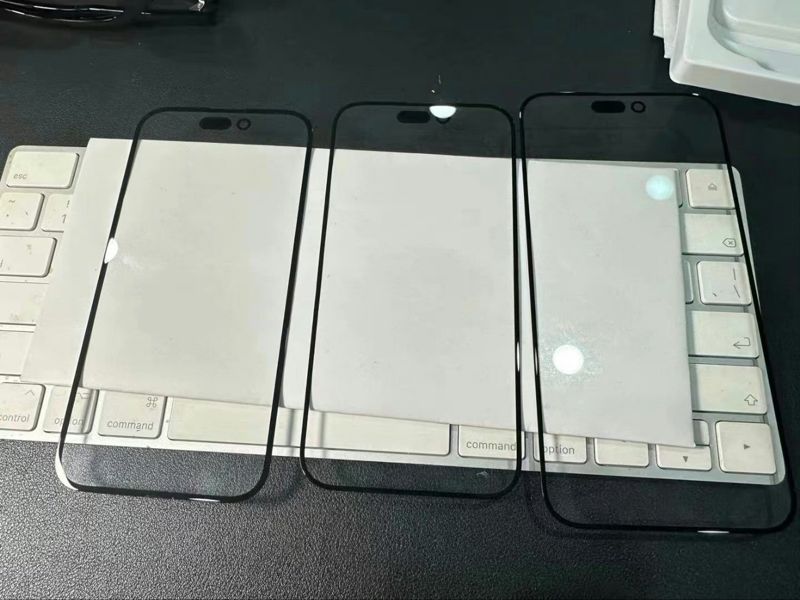 애플의 차세대 고급 스마트폰 아이폰15프로 시리즈의 좌우·상하 베젤(테두리) 두께가 1.55㎜로 동일하게 출시될 것이란 전망이 나왔다. 아이폰15 시리즈 패널 이라며 유출된 사진.