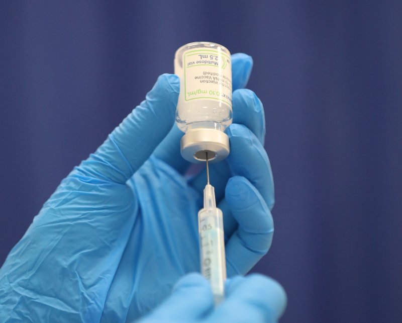 서울 시내 한 병원에서 의료진이 코로나19 백신 접종을 준비하고 있다. 뉴시스 제공.