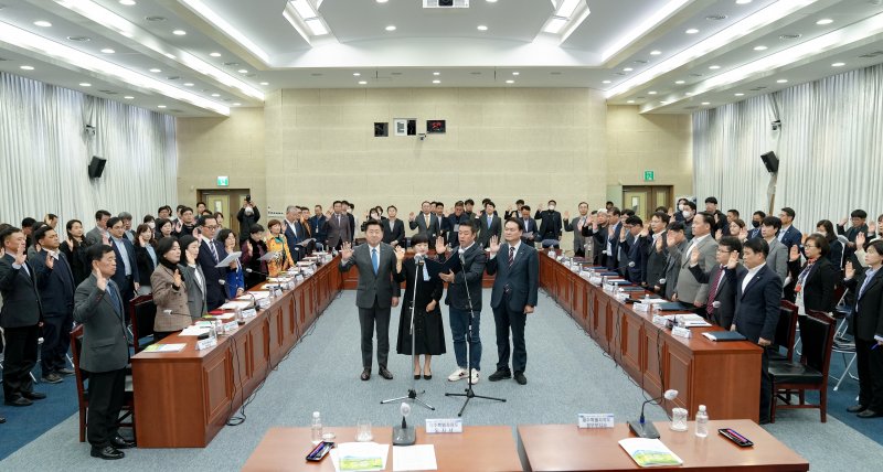 [제주=뉴시스] 22일 제주도청 본관 4층 탐라홀에서 ‘제주 관광 대도약을 위한 전략회의 및 실천 결의대회’ 참석자들이 ‘10만 관광인 관광객 환대 서비스 실천 결의대회’를 하고 있다. (사진=제주도 제공) 2023.03.22. photo@newsis.com *재판매 및 DB 금지