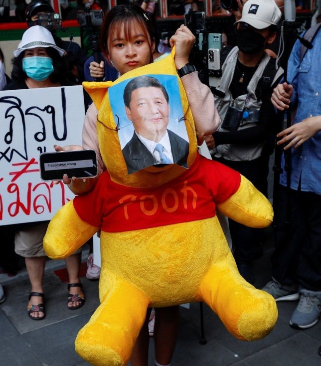 지난해 11월 태국 방콕에서 한 시위 참가자가 시진핑 중국 국가주석 사진을 붙인 '곰돌이 푸' 인형을 껴안은 채 '홍콩을 해방하라'(Free Hong Kong)는 문구의 손팻말을 들고 있다. 사진=뉴스1