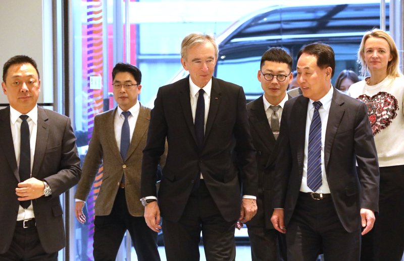 [서울=뉴시스] 조수정 기자 = 글로벌 명품 그룹 루이비통모에헤네시(LVMH)의 베르나르 아르노 총괄회장이 21일 오후 서울 여의도 더현대서울을 찾아 김형종 현대백화점 대표, 딸 델핀 아르노 디올 글로벌 CEO 등과 함께 매장으로 향하고 있다. 2023.03.21.chocrystal@newsis.com
