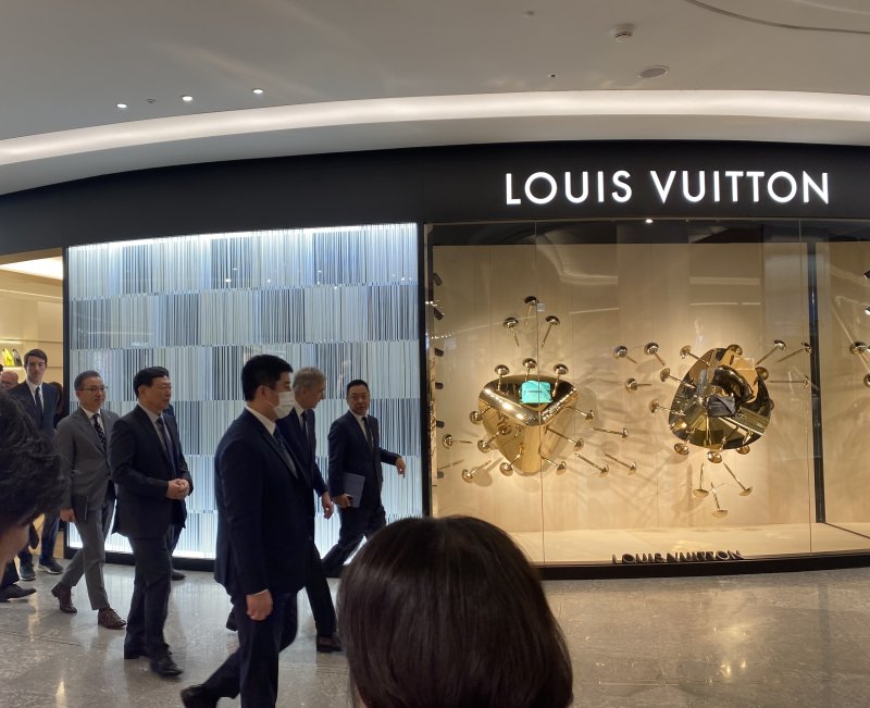 20일 오후 베르나르 아르노 LVMH 총괄회장이 서울 잠실 롯데에비뉴엘 월드타워점을 방문하고 있다. *재판매 및 DB 금지