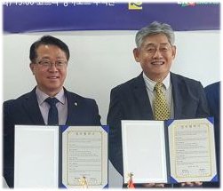 문금주 전남도 행정부지사(왼쪽)는 지난 21일 싱가포르에서 식품기업 LNC 이종근 대표와 전남 농수산식품의 싱가포르 수출 협력 양해각서를 체결했다. 전남도 제공