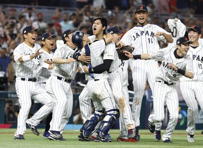 일본 야구대표팀이 22일(한국시간) 미국 플로리다주 마이애미 론디포 파크에서 열린 2023 WBC 미국과의 결승전에서 승리한 뒤, 오타니를 중심으로 모여 기뻐하고 있다. 연합뉴스