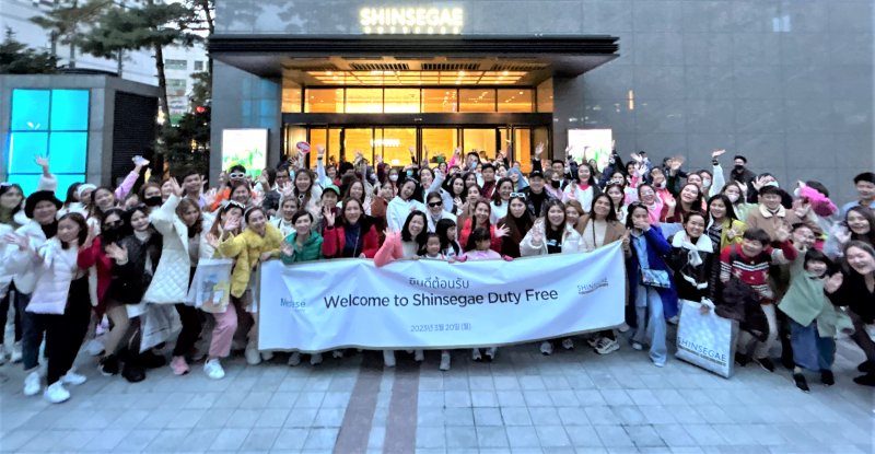 지난 3월 20일 태국의 건강식품 회사인 Medes 직원 330명이 서울 중구에 위치한 신세계면세점 명동점을 방문해 기념촬영을 하고 있다.