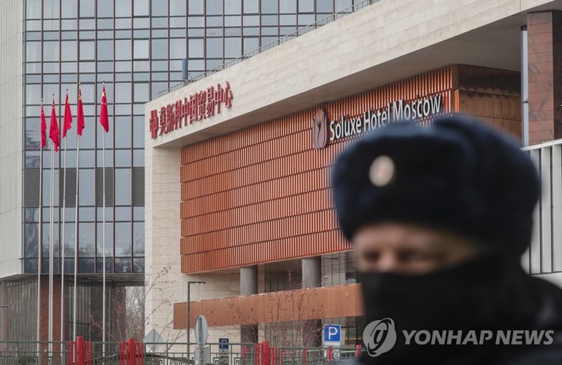 시진핑 중국 국가주석이 방러 기간 머문 솔룩스 호텔 epa10534524 Russian policemen guard near the Soluxe Hotel where Chinese President Xi Jinping and delegation stay during a three-day state visit in Moscow, Russia, 21 March 2023. Chinese President Xi arrived on 20 March in Moscow on a three-day visit. Xi Jinping visits Ru