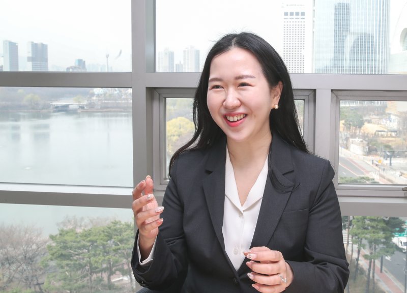 송지은 새로운 미래를 위한 청년변호사 모임 상임대표가 22일 서울 송파구 진넥스 빌딩에서 열린 뉴스1과의 인터뷰에 앞서 포즈를 취하고 있다. 2023.3.22/뉴스1 ⓒ News1 권현진 기자