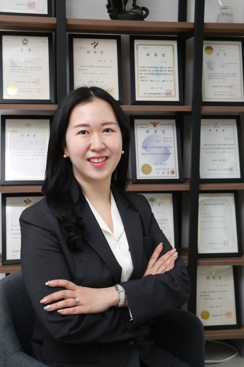 송지은 새로운 미래를 위한 청년변호사 모임 상임대표가 22일 서울 송파구 진넥스 빌딩에서 열린 뉴스1과의 인터뷰에 앞서 포즈를 취하고 있다. 2023.3.22/뉴스1 ⓒ News1 권현진 기자