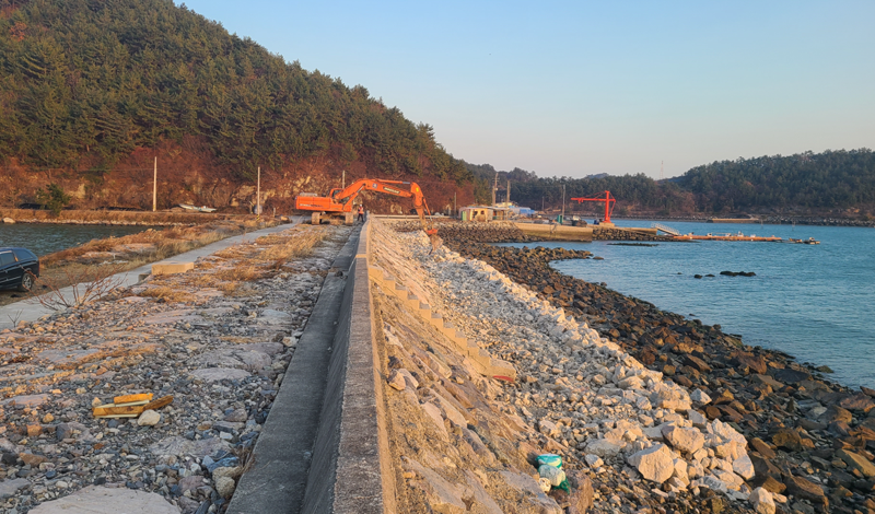 전남도는 농림축산식품부 주관 '2023년 국가·지방관리방조제 개보수 사업' 신규 착수 대상지로 전국 27개 중 21개 지구가 선정돼 전국 최다를 기록했다고 23일 밝혔다. 사진은 완도 관산방조제 모습. 사진=전남도 제공