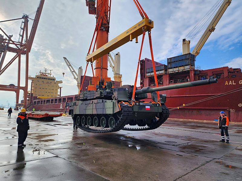 현대로템이 폴란드에 수출하는 K2 전차 5대를 3개월 앞당겨 납품했다. 22일(현지시간) 폴란드 그드니아 항구에 도착한 K2 전차가 옮겨지고 있다.<div id='ad_body2' class='ad_center'></div> 현대로템 제공