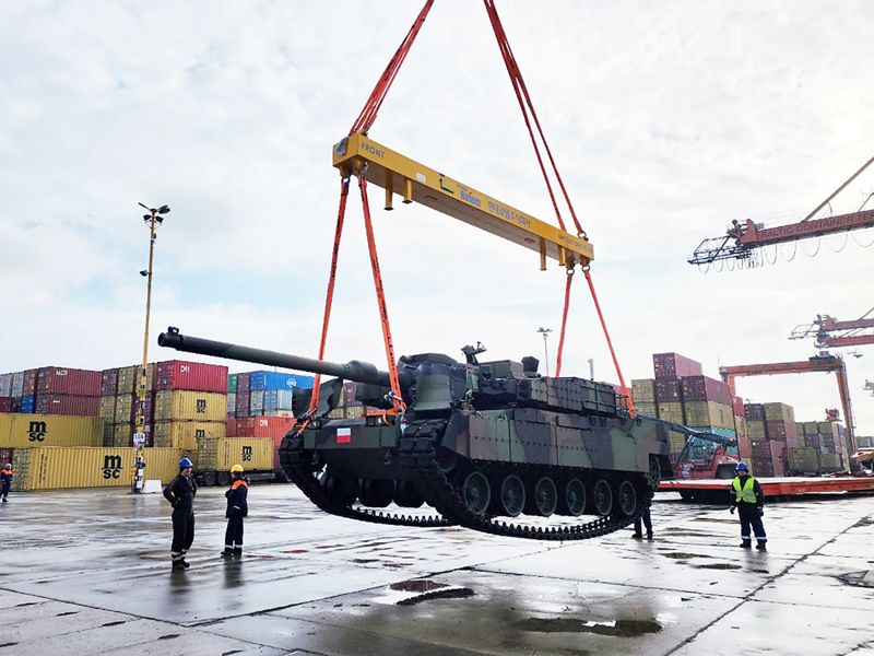 현대로템이 폴란드에 수출하는 K2 전차 5대를 3개월 앞당겨 납품했다. 22일(현지시간) 폴란드 그드니아 항구에 도착한 K2 전차가 옮겨지고 있다. 현대로템 제공