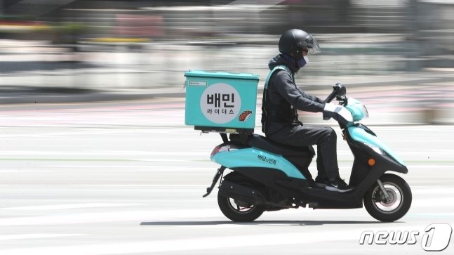 배달의민족 라이더가 달리고 있다. (뉴스1DB) ⓒ News1 이성철 기자
