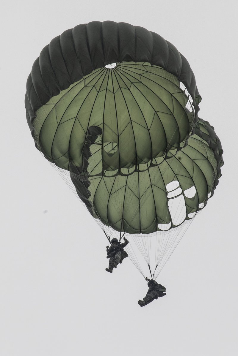 해병대사령부는 한·미·영국 수색부대가 지난 22일부터 포항시 북구 송라면 조사리 일대에서 연합 수색 훈련을 하고 있다고 23일 밝혔다. 한국 해병대 수색팀이 마린온(MUH-1)에서 강하를 하고 있다. (해병대사령부 제공) 2023.3.23/뉴스1