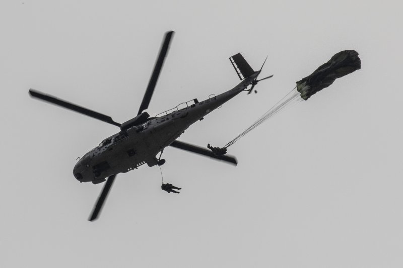 해병대사령부는 한·미·영국 수색부대가 지난 22일부터 포항시 북구 송라면 조사리 일대에서 연합 수색 훈련을 하고 있다고 23일 밝혔다. 한국 해병대 수색팀이 마린온(MUH-1)에서 강하를 하고 있다. (해병대사령부 제공) 2023.3.23/뉴스1