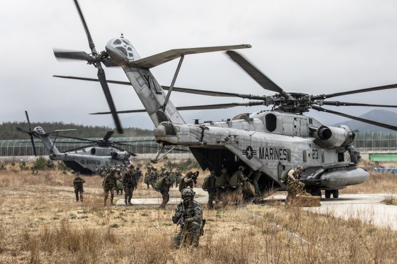 해병대사령부는 한·미·영국 수색부대가 지난 22일부터 포항시 북구 송라면 조사리 일대에서 연합 수색 훈련을 하고 있다고 23일 밝혔다. 훈련에 참가한 미 해병대 수색팀이 대형헬기(CH-53)에 탑승하고 있다. (해병대사령부 제공) 2023.3.23/뉴스1