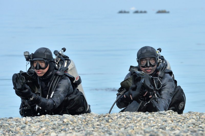 대한민국 해병대 특수수색대원이 22일 경북 포항시 북구 송라면 조사리 해안에서 실시된 한·미·영 해병대 수색대 해상 및 공중 침투훈련에서 수중 침투 장비를 이용해 가상의 적 해안으로 침투하고 있다. 2023.3.23/뉴스1 ⓒ News1 최창호 기자
